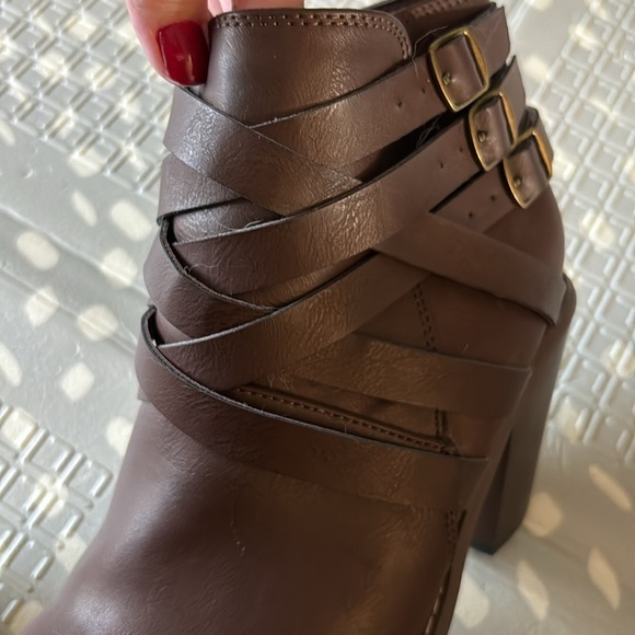 NEVER WORN Boots - Picture 6 of 8